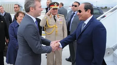 السيسي يصل إلى فرنسا لتعزيز التعاون الاقتصادي بين البلدين