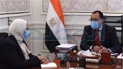 رئيس الوزراء يتابع إجراءات تطعيم العاملين في القطاع التعليمي