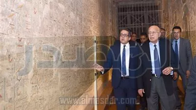 شريف إسماعيل يطلع على أعمال الترميم في معبد الأقصر