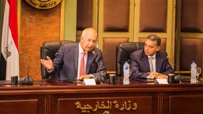 رئيس اقتصادية قناة السويس يعرض تطورات مناخ الاستثمار بالمنطقة