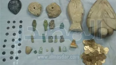 ضبط مزارع وتاجر خردة بحوزتهما 253 قطعة أثرية في المنيا
