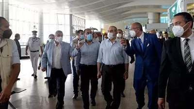 رئيس الوزراء يتفقد مبنى الركاب 2 و3 بمطار القاهرة