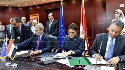 سحر نصر توقع 3 اتفاقيات مع المفوض الأوروبي بقيمة 600 مليون يورو