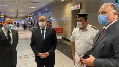 وزير الطيران يتفقد مبنى الركاب 2 و3 في مطار القاهرة