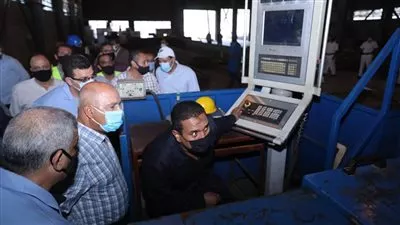 وزير النقل يقوم بجولة تفقدية فى ورش العباسية للسكك الحديدية