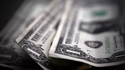 الدولار يتراجع قبيل اجتماع البنك الفيدرالي