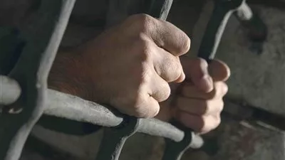 حبس ضابط وأميني شرطة 4 أيام لتقاضيهم رشوة 