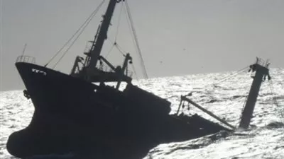 وفاة بحار وإنقاذ 3 بعد غرق مركب بترولي بخليج السويس