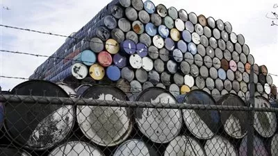 النفط الخام يتراجع دون 37 دولار للبرميل قبل صدور تقرير المخزونات الأسبوعي