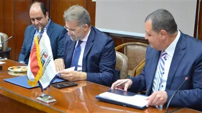 الإسكندرية للحاويات توقع عقدًا مع شركة فرنسية للتداول على أرصفة المحطات