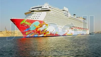 بالصور.. أحدث سفينة ركاب في العالم تعبر قناة السويس