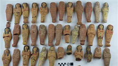 بالصور.. حاكم الشارقة يهدي المصريين 354 قطعة أثرية  