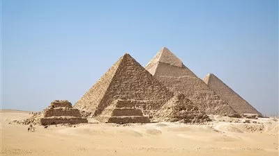مفوض اللاجئين بالأمم المتحدة يدعو العالم لزيارة مصر