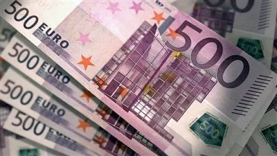اليورو يقبع قرب 1,12 دولار.. والاسترليني يرتفع بدعم تأجيل «بريكست»