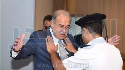 صور: رئيس الوزراء وشخصيات عامة يخضعون للتفتيش الذاتي بشرم الشيخ