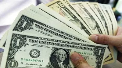 الدولار يتداول بالقرب من أعلى معدلاته في تسعة أشهر