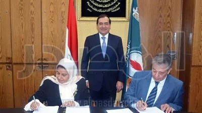 وزير البترول  يشهد توقيع اتفاقية مع 