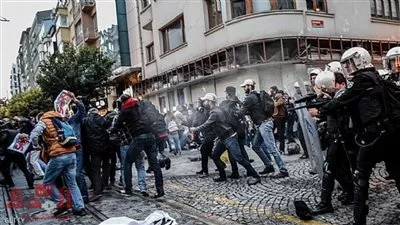 تركيا: الشرطة تفرق المناهضين لاحتجاز شخصيات بارزة بقنابل الغاز