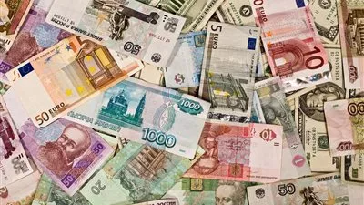 ارتفاع النفط يصعد بأسعار الدولار والإسترلينى