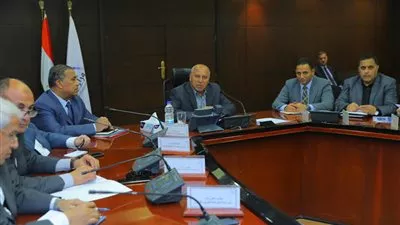 وزير النقل يبحث مع 16 شركة مصرية المشاركة في تطوير السكك الحديدية