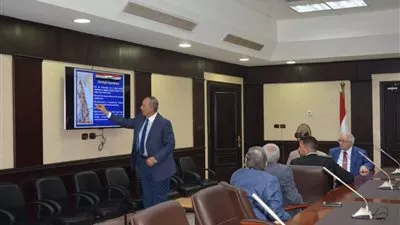 محافظ البحر الأحمر يبحث مع وفد أجنبي فرص الاستثمار المتاحة