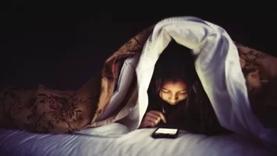 دراسة تحذر من تأثير الهواتف المحمولة على أنماط نوم المراهقين