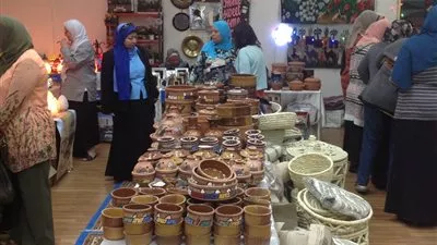 رواج بمعرض «المالية» للحرف اليدوية.. والعارضون: نافذة لتسويق المنتجات