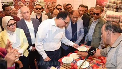 مدبولي يطمئن على توافر السلع بمعرض «أهلا رمضان» في الأقصر