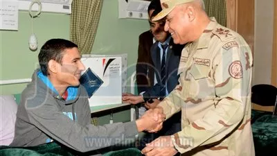 وزير الدفاع يزور مصابى الجيش والشرطة والقضاء بالمستشفيات العسكرية