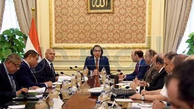 الحكومة تدرس إنشاء شركة وطنية للشحن والنقل البحري