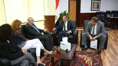 وزير الاتصالات يبحث مع وفد البنك الدولى زيادة انتشار الإنترنت فائق السرعة