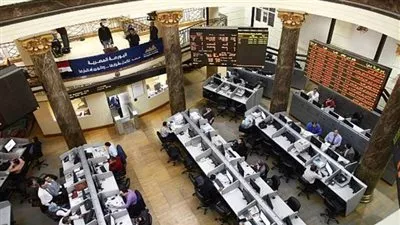 تباين مؤشرات البورصة المصرية بمنتصف التعاملات