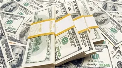 الدولار يتجاوز 17 جنيهًا في البنوك خلال تعاملات اليوم
