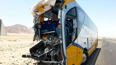 مصرع 3 وإصابة 21 طالبا في تصادم أتوبيس مدارس وسيارة نقل بـ