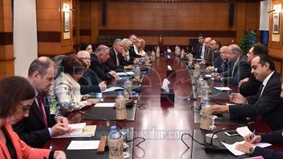 شريف اسماعيل يبحث مع رئيس مجلس الشيوخ الفرنسي سبل التعاون بين البلدين