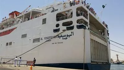 وصول أول فوج سياحي إلى ميناء 