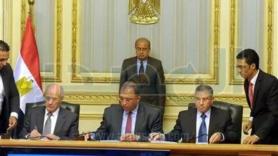 شريف إسماعيل يشهد توقيع بروتوكول لنقل إدارة منظومة بطاقات التموين