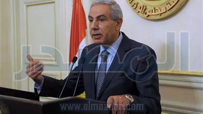 وزير التجارة يفرض رسم صادر على 