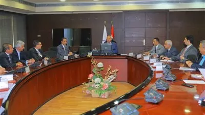 وزير النقل يوجه ببدء تنفيذ الأعمال المدنية بمشروع القطار المكهرب