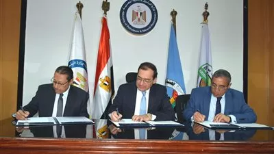 وزير البترول يوقع اتفاقية ترخيص استغلال خام الفوسفات بالصحراء الغربية