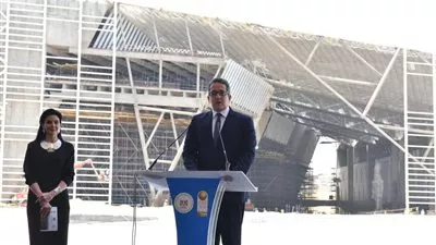 «العناني» يستعرض مستجدات العمل ونقل القطع الأثرية بالمتحف الكبير