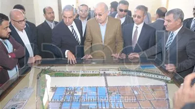بالصور.. رئيس الوزراء يتفقد مدينة الجلود بالروبيكي