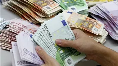 اليورو يقفز مع انحسار الضبابية السياسية قليلا
