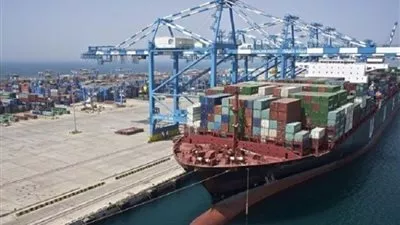 تداول 309 شاحنات بضائع و34 سيارة بموانئ البحر الأحمر