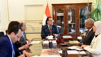 رئيس الوزراء يستعرض الخطط المقترحة لتطوير السويس 