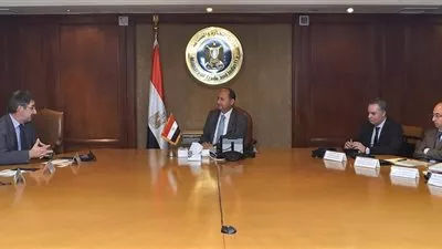 وزير التجارة يبحث إقامة معرض دولي للصناعات النسيجية بمصر