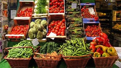 أسعار الخضروات والفاكهة تواصل استقرارها في السوق المصري