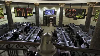 تباين أداء مؤشرات البورصة المصرية في مستهل تعاملات اليوم