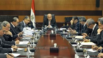 بالصور.. شريف إسماعيل يرأس اجتماع 