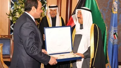 بالصور: أميرالكويت يمنح 
